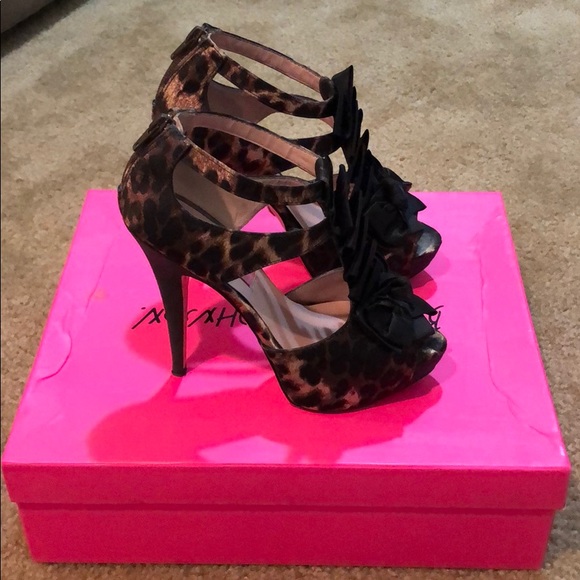 Betsey Johnson Ivón Leopard Satin - Picture 2 of 3